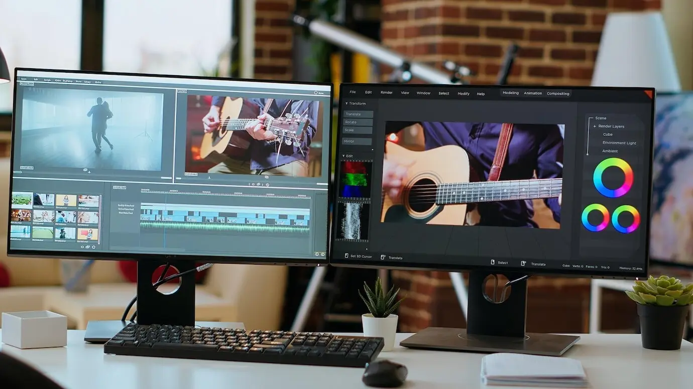 Пустой стол в гостиной с двумя мониторами, на которых отображается видеопроект.